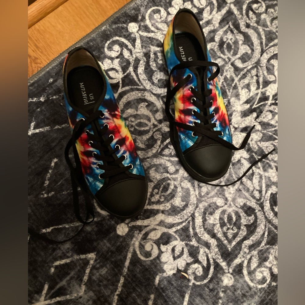 Converse Black Sneakers with Sporty Design unisex